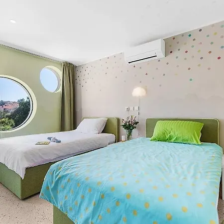 Beautiful Near The Beach! Homestay
